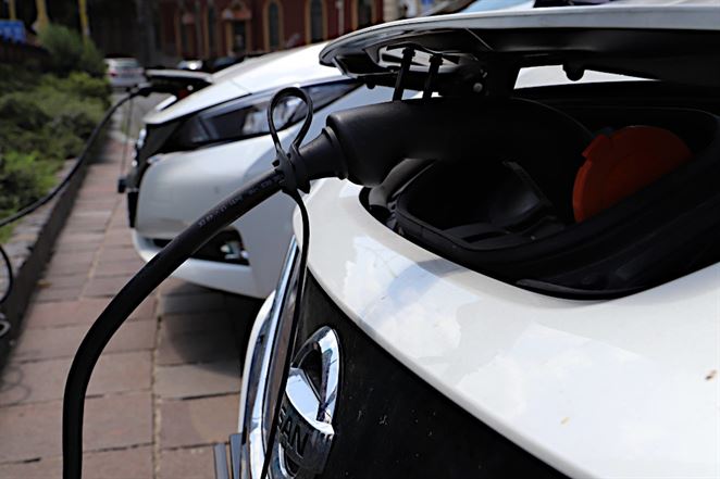 Pouličné lampy môžu poslúžiť ako nabíjacie stanice pre elektromobily